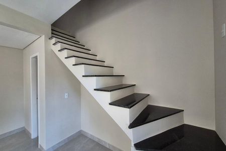Casa de condomínio à venda com 62m², 2 quartos e 1 vaga Casa de condomínio à venda com 62m², 2 quartos e 1 vagaEscada