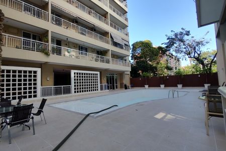 Apartamento à venda com 130m², 3 quartos e 2 vagas Apartamento à venda com 130m², 3 quartos e 2 vagasÁrea comum - Piscina