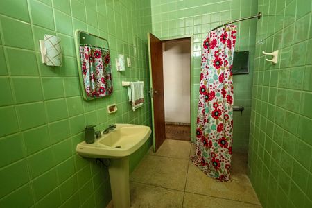 Casa à venda com 260m², 5 quartos e 3 vagasBanheiro 1