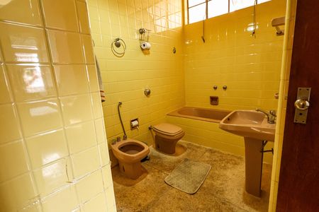 Casa à venda com 260m², 5 quartos e 3 vagasBanheiro 2