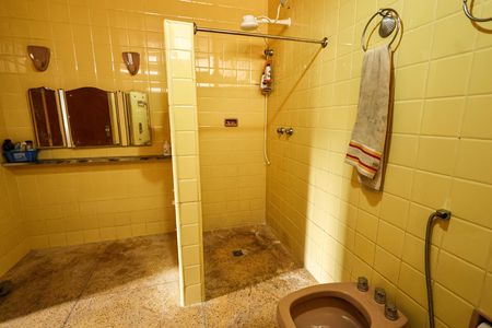 Casa à venda com 260m², 5 quartos e 3 vagasBanheiro 2