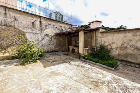 Casa à venda com 260m², 5 quartos e 3 vagasQuintal