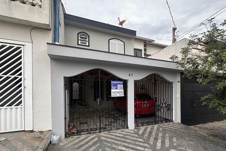 Casa à venda com 185m², 2 quartos e 2 vagas Casa à venda com 185m², 2 quartos e 2 vagasFachada