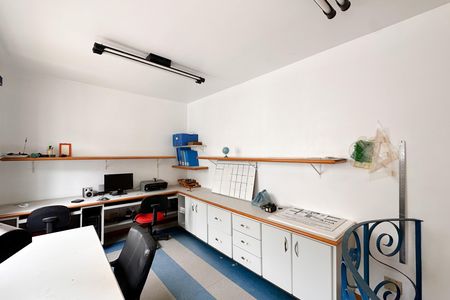 Casa à venda com 185m², 2 quartos e 2 vagas Casa à venda com 185m², 2 quartos e 2 vagasEscritório