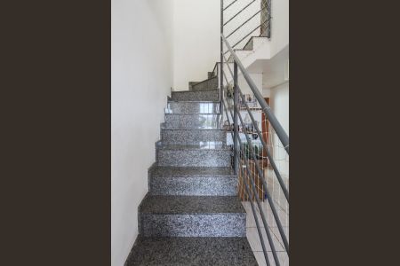 Apartamento à venda com 130m², 2 quartos e 2 vagas Apartamento à venda com 130m², 2 quartos e 2 vagasEscada