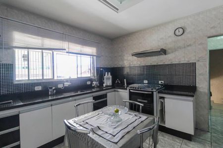 Casa à venda com 225m², 4 quartos e 2 vagas Casa à venda com 225m², 4 quartos e 2 vagasCozinha