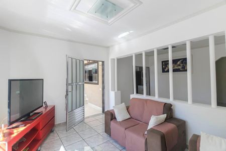 Sala de TV de casa à venda com 4 quartos, 225m² em Vila Rica, São Paulo