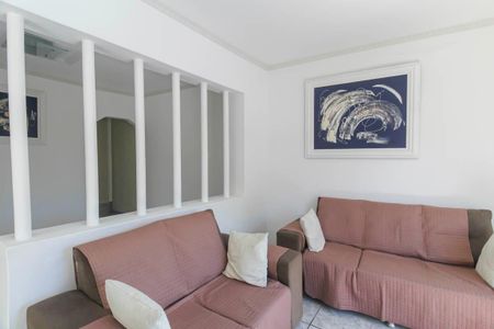 Casa à venda com 225m², 4 quartos e 2 vagas Casa à venda com 225m², 4 quartos e 2 vagasSala de TV