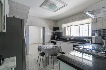 Casa à venda com 225m², 4 quartos e 2 vagas Casa à venda com 225m², 4 quartos e 2 vagasCozinha