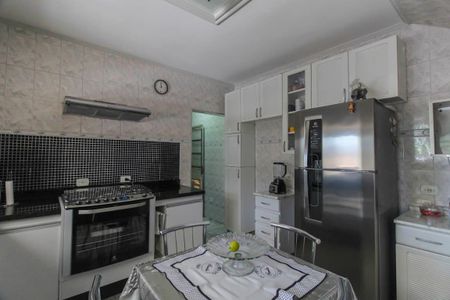 Casa à venda com 225m², 4 quartos e 2 vagas Casa à venda com 225m², 4 quartos e 2 vagasCozinha