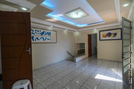 Casa à venda com 225m², 4 quartos e 2 vagas Casa à venda com 225m², 4 quartos e 2 vagasSala