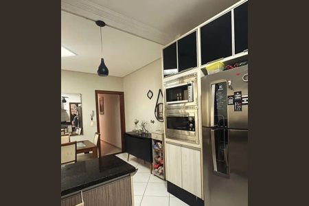 Casa à venda com 3 quartos, 300m² em Jardim Santa Mena, Guarulhos