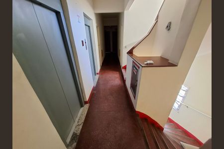 Apartamento à venda com 80m², 2 quartos e sem vaga Apartamento à venda com 80m², 2 quartos e sem vagaCorredor do prédio