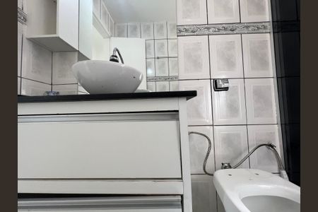 Banheiro de apartamento para alugar com 2 quartos, 52m² em Floramar, Belo Horizonte