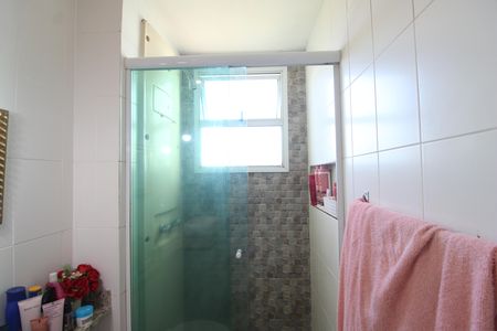Apartamento à venda com 78m², 2 quartos e 1 vagaBanheiro da suíte 2 canadense com a sala