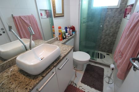 Apartamento à venda com 78m², 2 quartos e 1 vagaBanheiro da suíte 2 canadense com a sala
