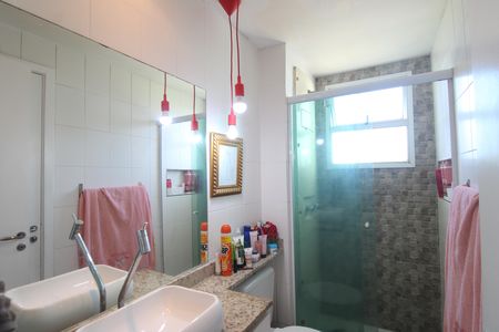 Apartamento à venda com 78m², 2 quartos e 1 vagaBanheiro da suíte 2 canadense com a sala