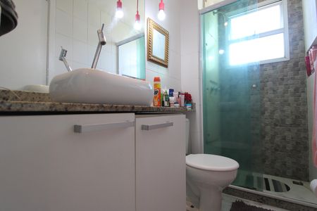 Apartamento à venda com 78m², 2 quartos e 1 vagaBanheiro da suíte 2 canadense com a sala