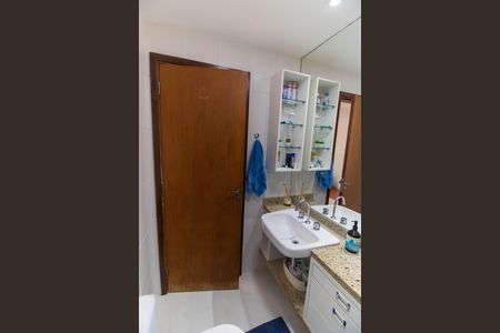 Apartamento à venda com 120m², 3 quartos e 2 vagas Apartamento à venda com 120m², 3 quartos e 2 vagasBanheiro da Suíte 2
