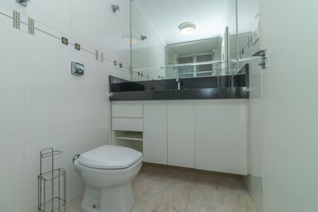 Apartamento à venda com 188m², 4 quartos e 2 vagas Apartamento à venda com 188m², 4 quartos e 2 vagasBanheiro da Suíte