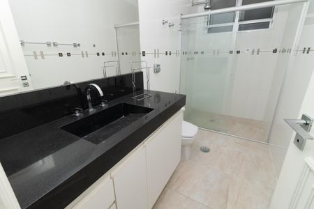 Apartamento à venda com 188m², 4 quartos e 2 vagas Apartamento à venda com 188m², 4 quartos e 2 vagasBanheiro 2