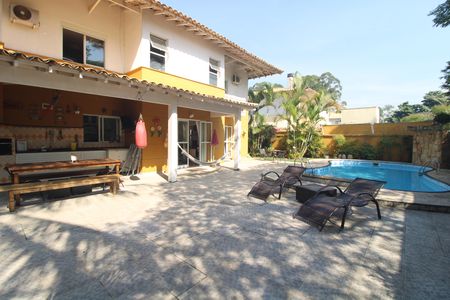 Casa de condomínio à venda com 640m², 4 quartos e 2 vagasFachada