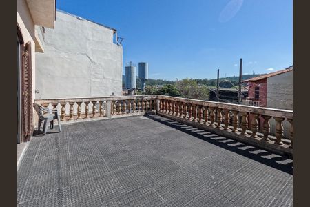 Casa à venda com 140m², 4 quartos e 2 vagas Casa à venda com 140m², 4 quartos e 2 vagasVaranda