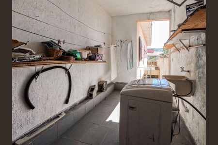 Casa à venda com 140m², 4 quartos e 2 vagas Casa à venda com 140m², 4 quartos e 2 vagasLavanderia