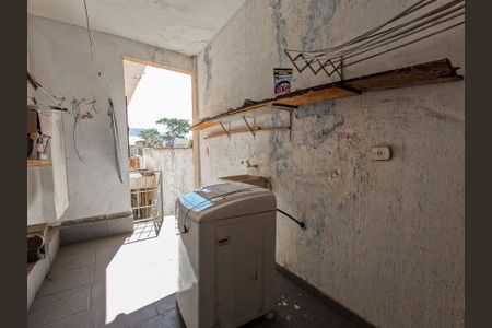 Casa à venda com 140m², 4 quartos e 2 vagas Casa à venda com 140m², 4 quartos e 2 vagasLavanderia