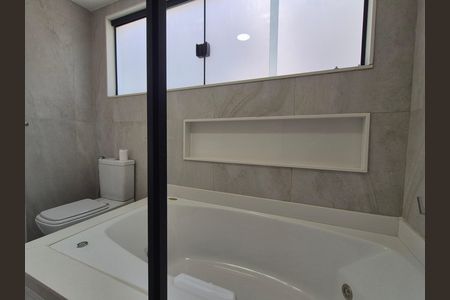Casa de condomínio à venda com 334m², 3 quartos e 2 vagas