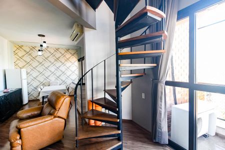 Escada acesso quartos de apartamento para alugar com 2 quartos, 75m² em Jardim Ampliacao, São Paulo