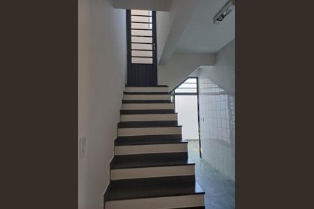 Casa para alugar com 270m², 3 quartos e 3 vagas Casa para alugar com 270m², 3 quartos e 3 vagasEscada