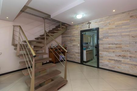 Casa para alugar com 220m², 4 quartos e 2 vagas Casa para alugar com 220m², 4 quartos e 2 vagasEscada