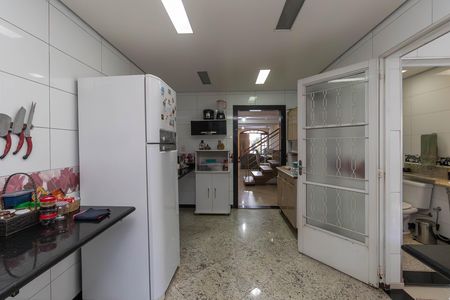 Casa para alugar com 220m², 4 quartos e 2 vagas Casa para alugar com 220m², 4 quartos e 2 vagasCozinha