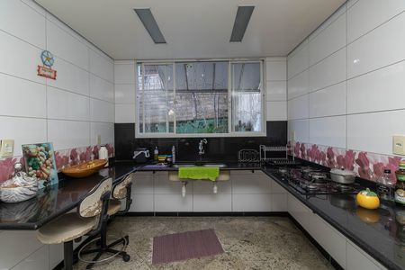 Casa para alugar com 220m², 4 quartos e 2 vagas Casa para alugar com 220m², 4 quartos e 2 vagasCozinha