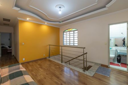 Sala 2 de casa para alugar com 4 quartos, 200m² em Planalto, Belo Horizonte