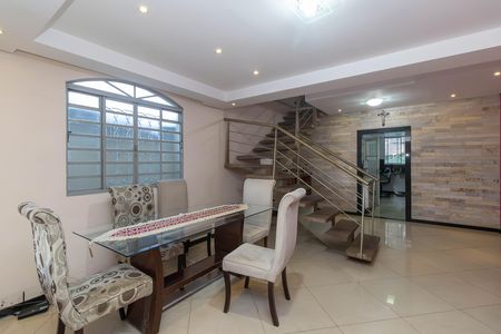 Casa para alugar com 220m², 4 quartos e 2 vagas Casa para alugar com 220m², 4 quartos e 2 vagasCopa