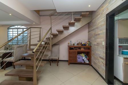 Casa para alugar com 220m², 4 quartos e 2 vagas Casa para alugar com 220m², 4 quartos e 2 vagasEscada