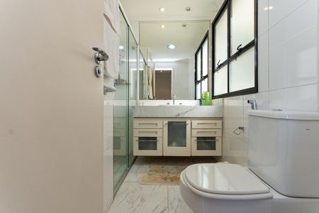 Apartamento à venda com 117m², 4 quartos e 2 vagas Apartamento à venda com 117m², 4 quartos e 2 vagasBanheiro do quarto 4 Suíte