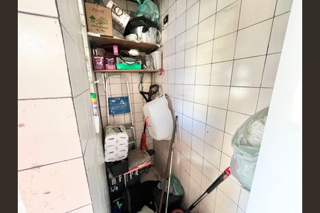 Casa à venda com 240m², 4 quartos e 10 vagas Casa à venda com 240m², 4 quartos e 10 vagasBanheiro de serviço Casa B