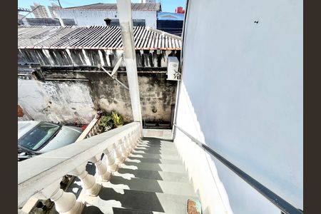 Casa à venda com 240m², 4 quartos e 10 vagas Casa à venda com 240m², 4 quartos e 10 vagasEscada Casa B
