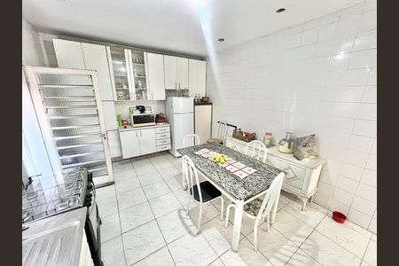 Casa à venda com 240m², 4 quartos e 10 vagas Casa à venda com 240m², 4 quartos e 10 vagasCozinha