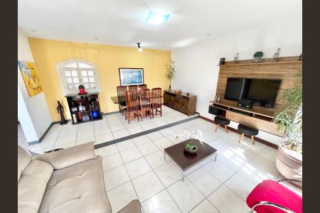Casa à venda com 240m², 4 quartos e 10 vagas Casa à venda com 240m², 4 quartos e 10 vagasSala 2 Casa B