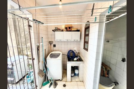Casa à venda com 240m², 4 quartos e 10 vagas Casa à venda com 240m², 4 quartos e 10 vagasÁrea de Serviço