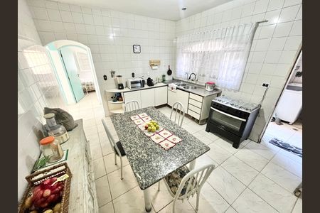 Casa à venda com 240m², 4 quartos e 10 vagas Casa à venda com 240m², 4 quartos e 10 vagasCozinha