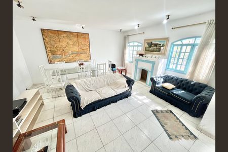 Casa à venda com 240m², 4 quartos e 10 vagas Casa à venda com 240m², 4 quartos e 10 vagasSala