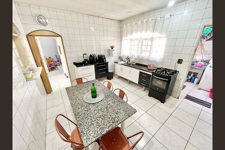 Casa à venda com 240m², 4 quartos e 10 vagas Casa à venda com 240m², 4 quartos e 10 vagasCozinha Casa B
