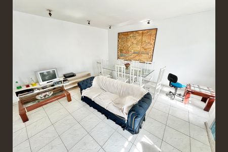 Casa à venda com 240m², 4 quartos e 10 vagas Casa à venda com 240m², 4 quartos e 10 vagasSala