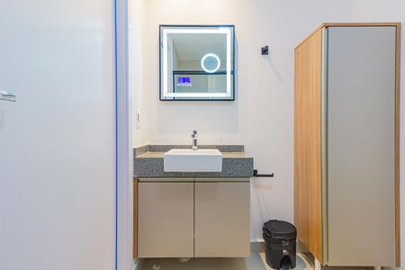 Banheiro de kitnet/studio para alugar com 1 quarto, 22m² em Vila Cordeiro, São Paulo