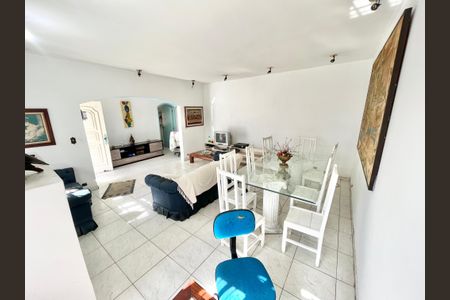 Casa para alugar com 120m², 2 quartos e 3 vagas Casa para alugar com 120m², 2 quartos e 3 vagasSala